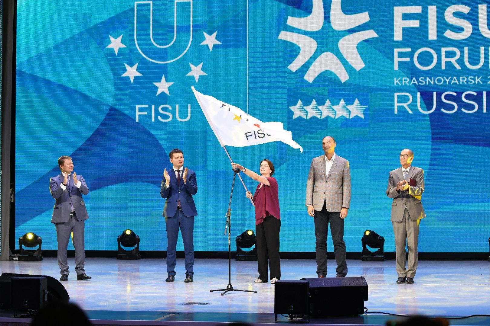 Magyar zászló és FISU Fórum Krasznojarszkban
