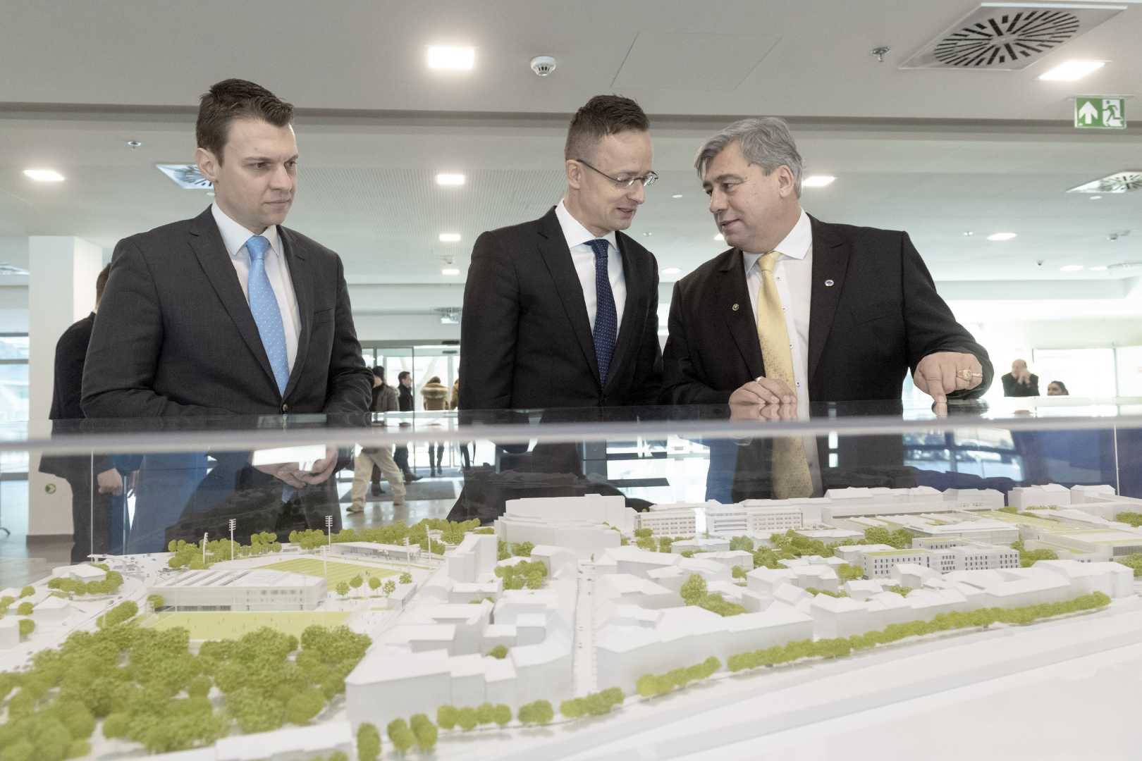 Szijjártó Péter a TE múltját és jelenét is méltatta