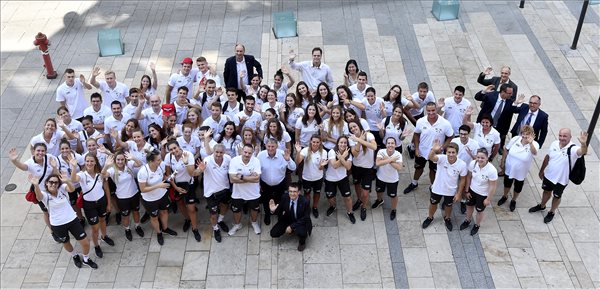 Esküt tett a Nápolyba utazó Universiade csapat