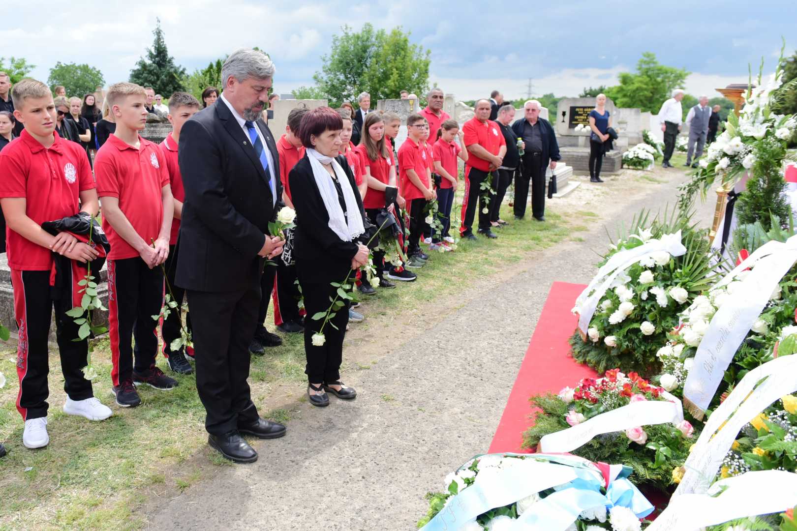 Hatalmas tömeg Tóth Bendegúz temetésén