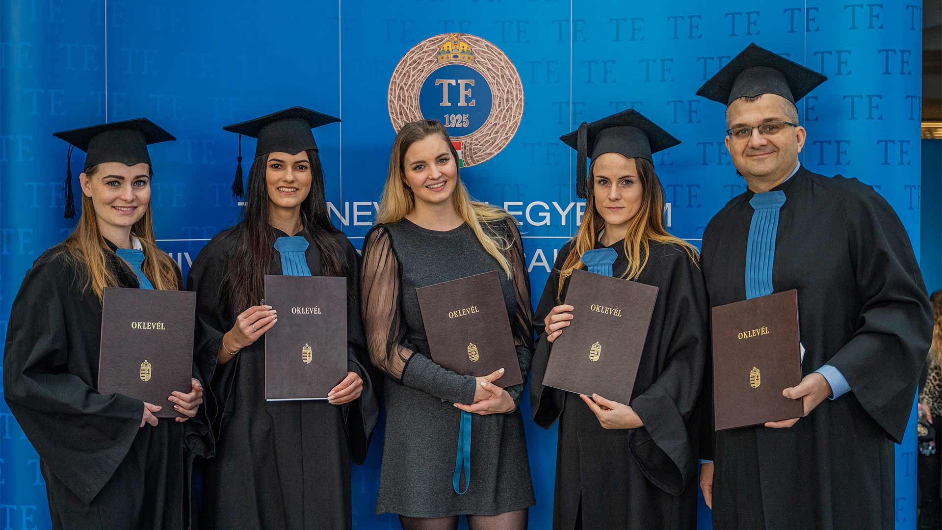 Rendhagyó téli diplomaátadó a Testnevelési Egyetemen