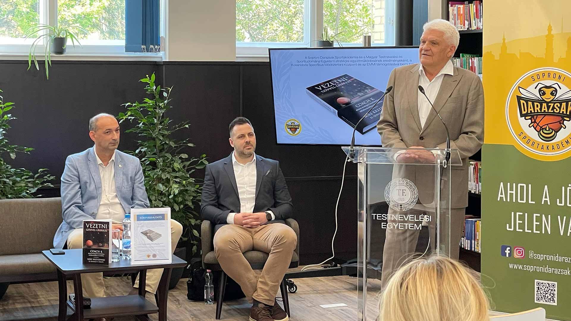 Bemutatták a Vezetni szívvel-lélekkel című kosárlabdaszakkönyvet (Szalay Ferenc)