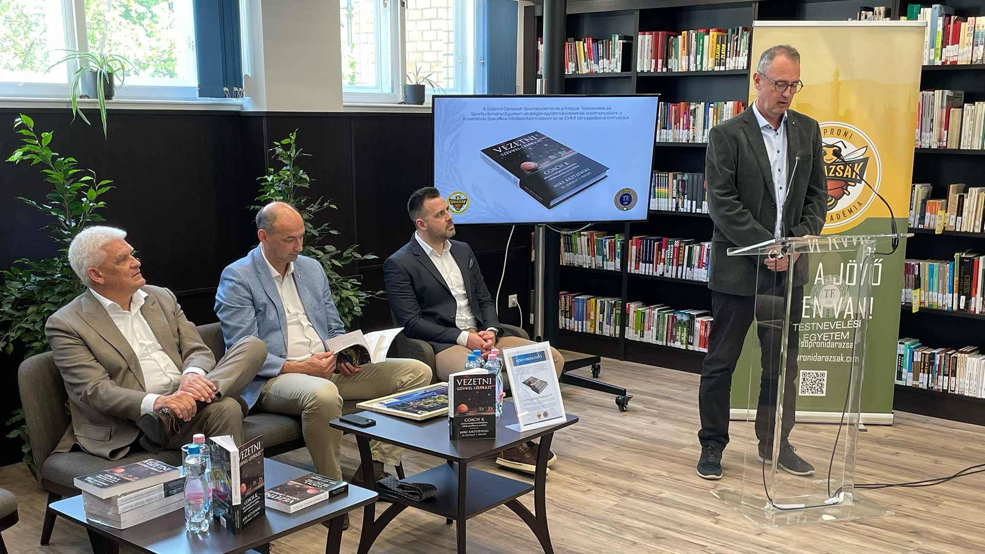 Bemutatták a Vezetni szívvel-lélekkel című kosárlabdaszakkönyvet (Sterbenz László)