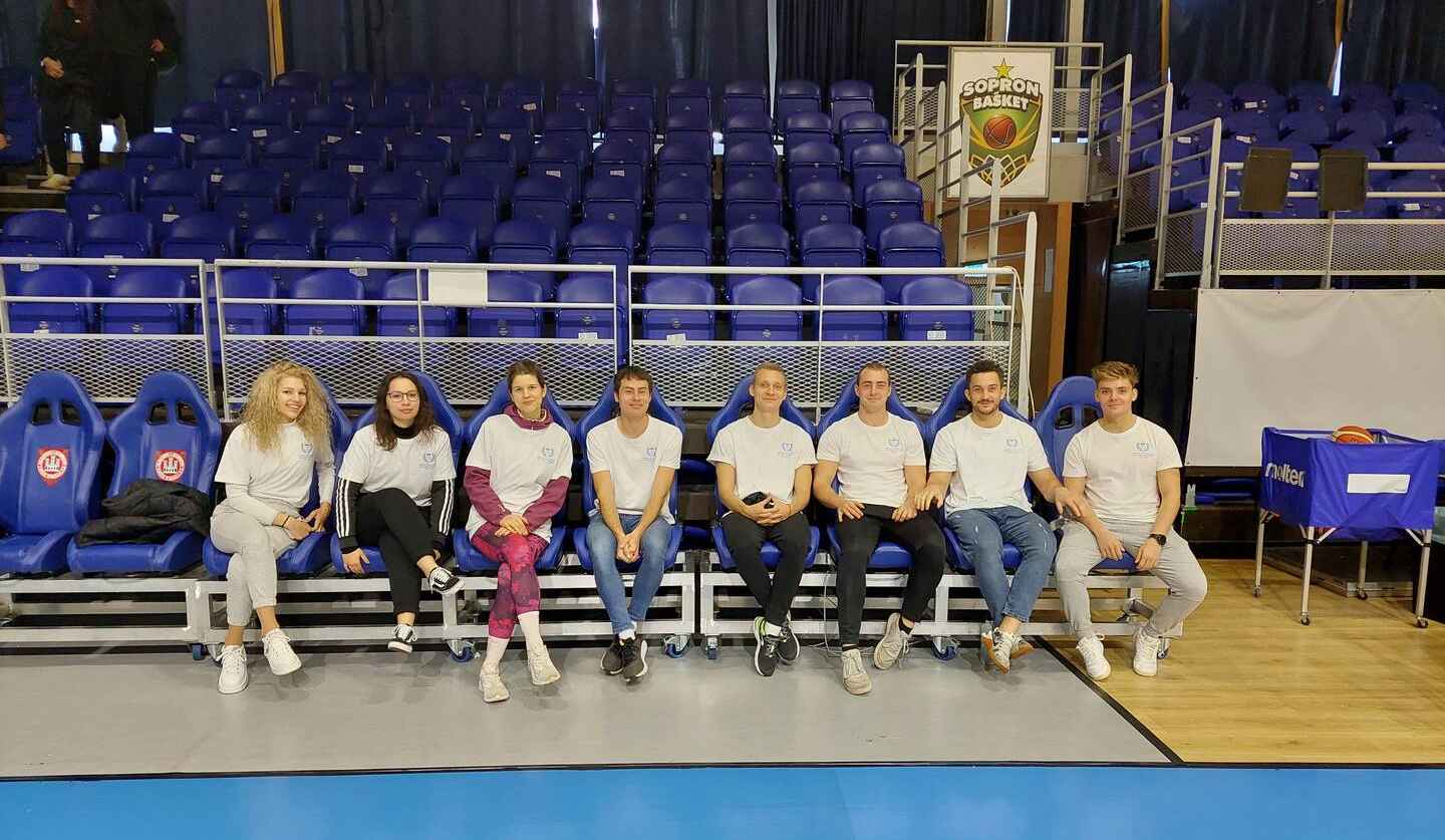 TF-es hallgatók a nemzetközi kosarastornán