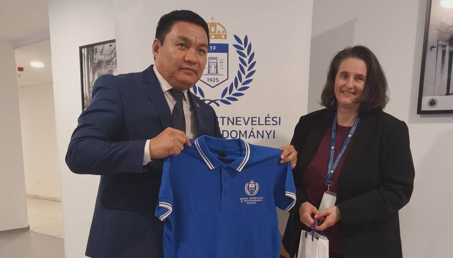 Dr Tajibaev from the Uzbek State University of Physical Education and Sports visits HUSS