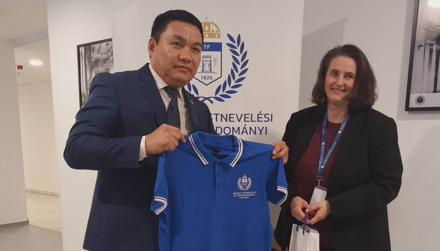 Dr Tajibaev from the Uzbek State University of Physical Education and Sports visits HUSS 