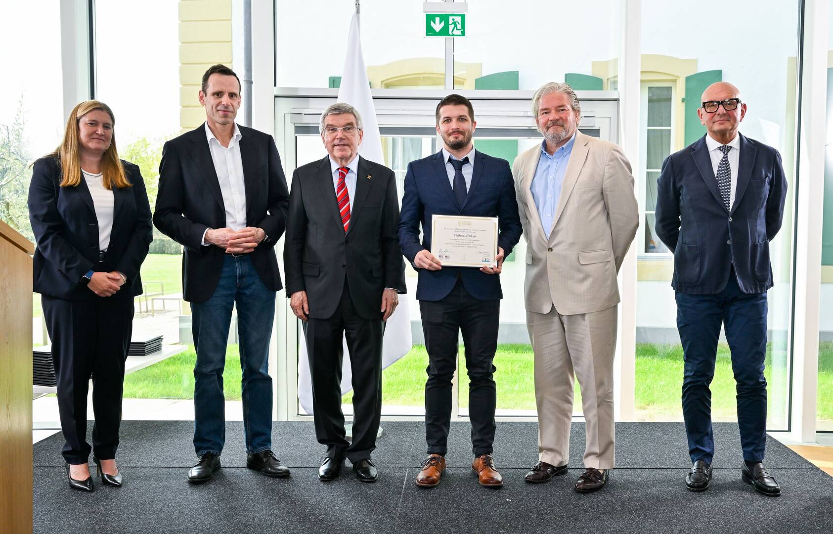 IOC President Thomas Bach presents diploma to HUSS teacher Gábor Farkas