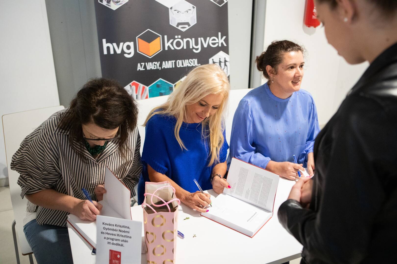 Könyvbemutató a TF en 3
