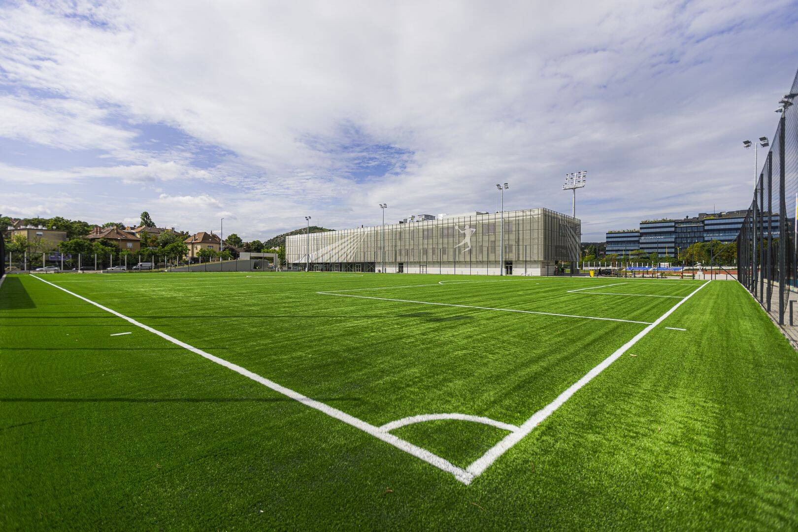 Világszínvonalú mélygarázs konditerem és rendezvényhelyszín a BAH csomópontnál 3