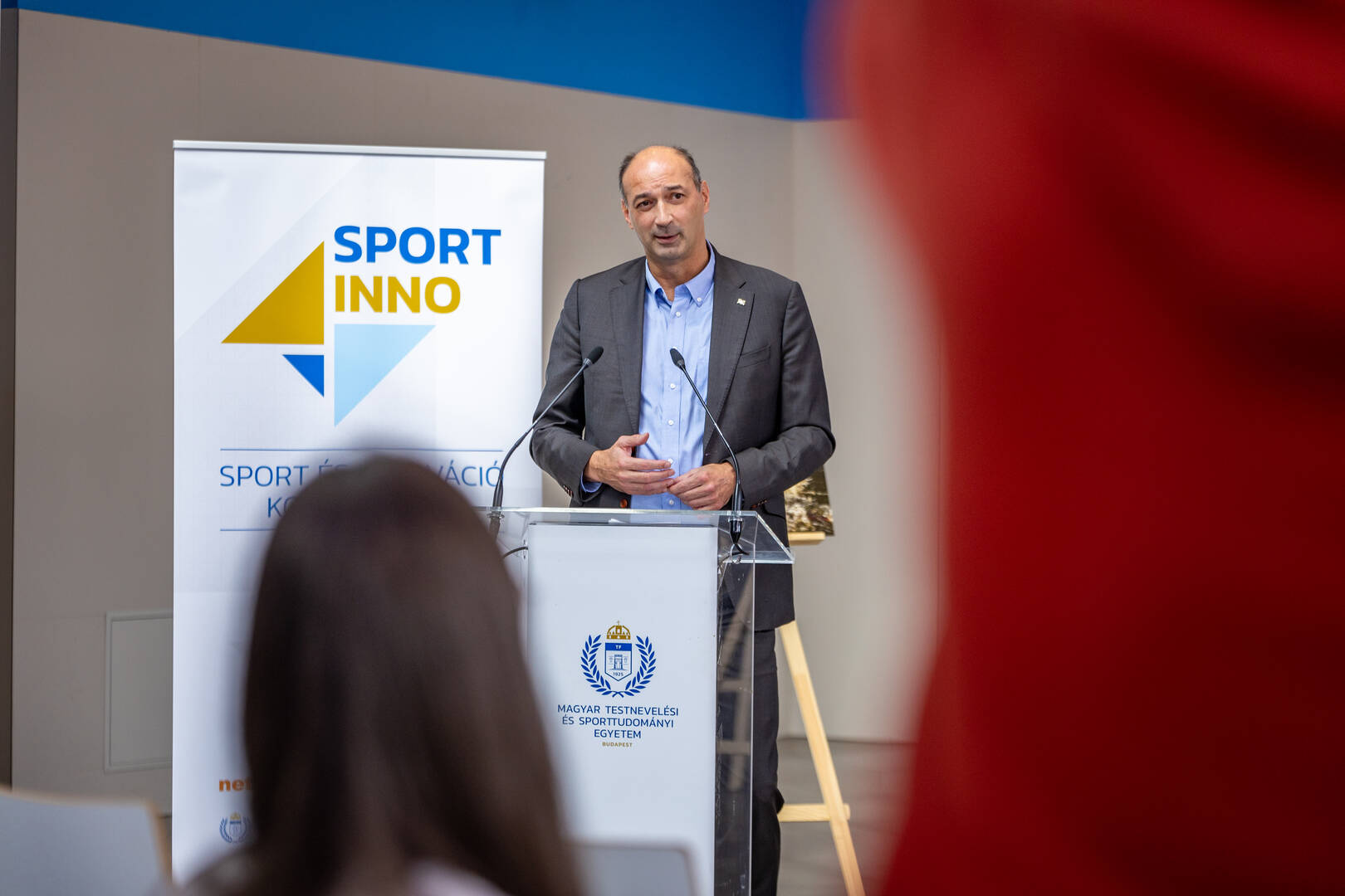 Arccal a lassan telt hazas VII. Netrisk Sport es Innovacio Konferencia fele 1