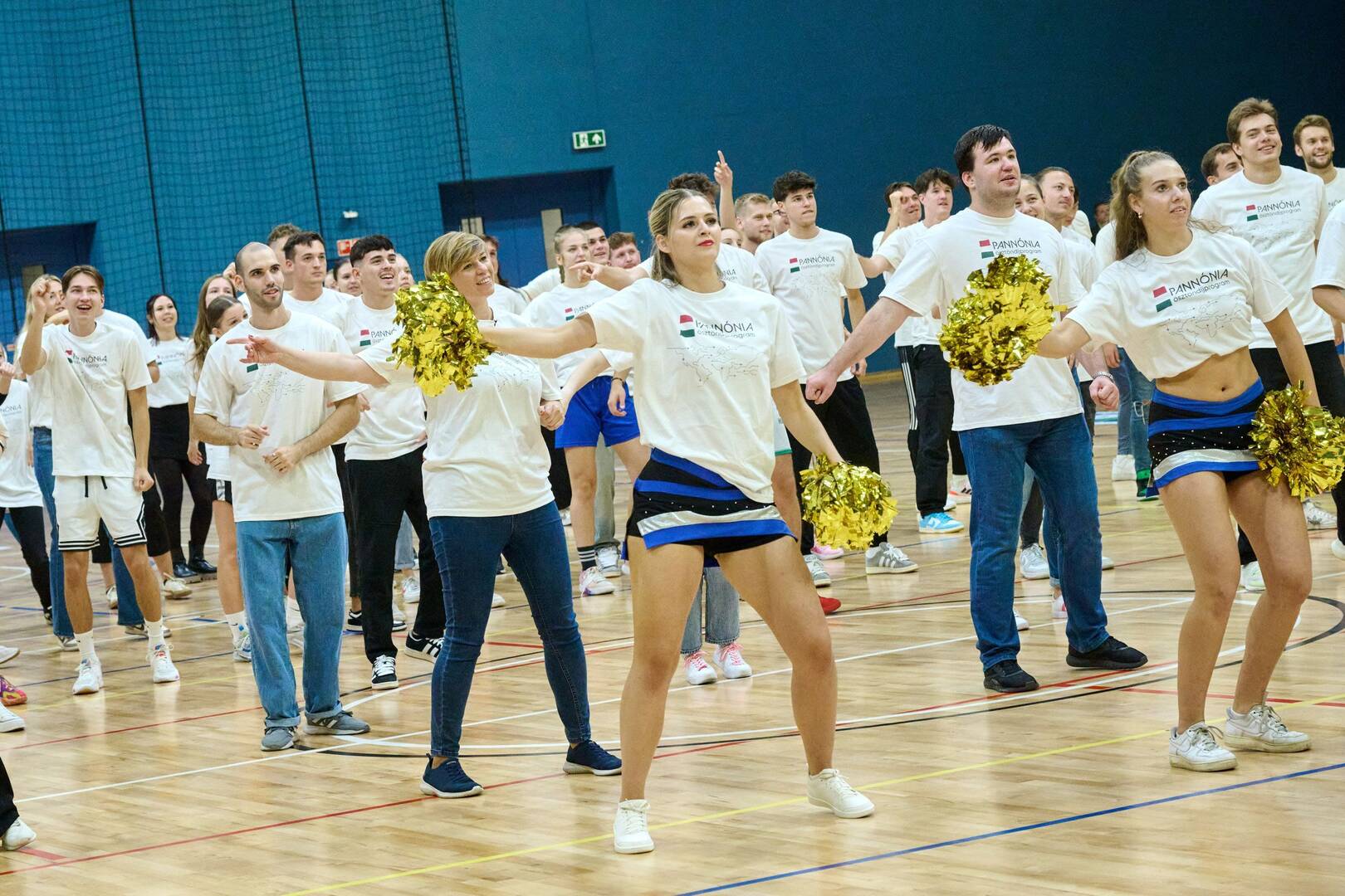 Flashmobbal nepszerusitettek a Pannonia Osztondijprogramot a Dr. Koltai Jeno Sportkozpontban 1