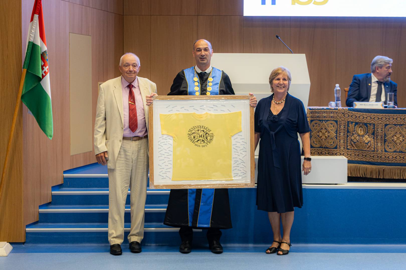 106 jubileumi diplomast koszontottek a jubilalo TF en 1