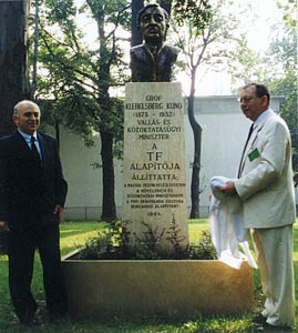 Dr. Glatz Ferenc és dr. Istvánfi Csaba avatta fel a TF alapítójának szobrát (1994)